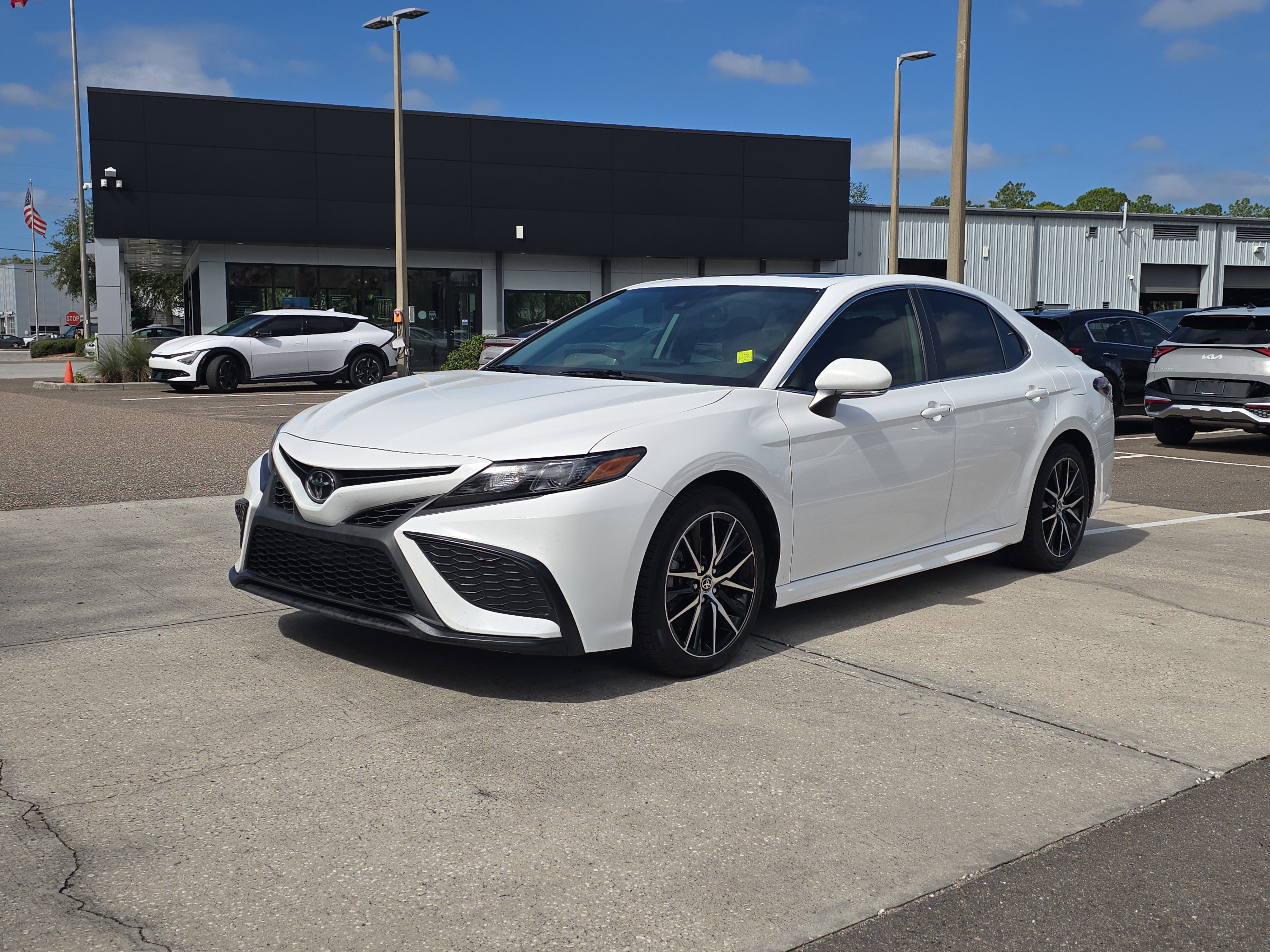 Used 2022 Toyota Camry SE w/ Audio Upgrade Package FWD image 4