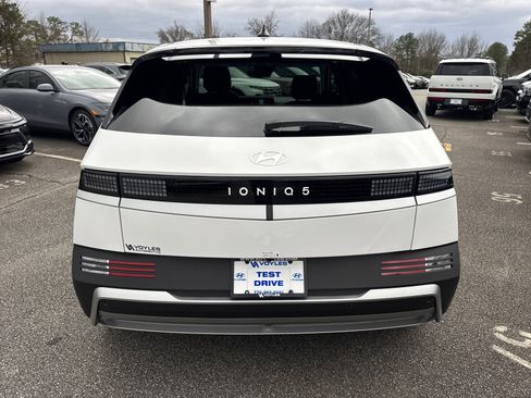 New 2025 Hyundai Ioniq 5 SE image 7