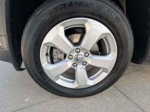 Used 2019 Jeep Compass Latitude AWD/4WD image 45