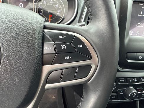 Used 2019 Jeep Cherokee Latitude Plus AWD/4WD image 32
