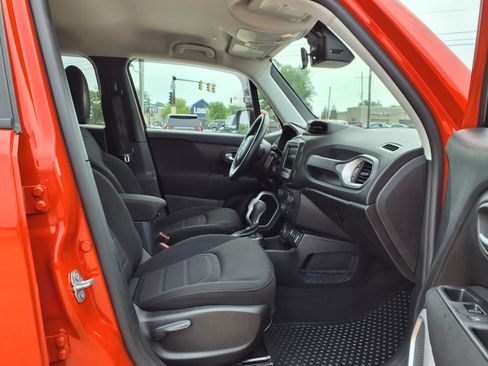 Certified 2019 Jeep Renegade Latitude w/ Cold Weather Group AWD/4WD image 21
