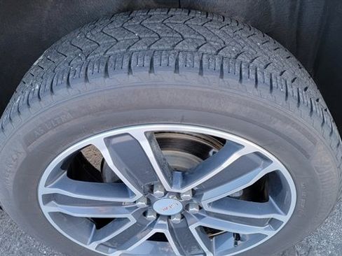 Used 2023 GMC Acadia SLT w/ Preferred Package image 14