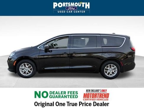 Used 2024 Chrysler Pacifica Touring-L image 2