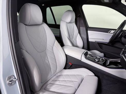 Used 2024 BMW X5 xDrive40i w/ M Sport Package image 31