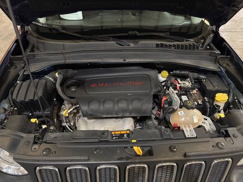 Used 2017 Jeep Renegade Latitude w/ Cold Weather Group image 15