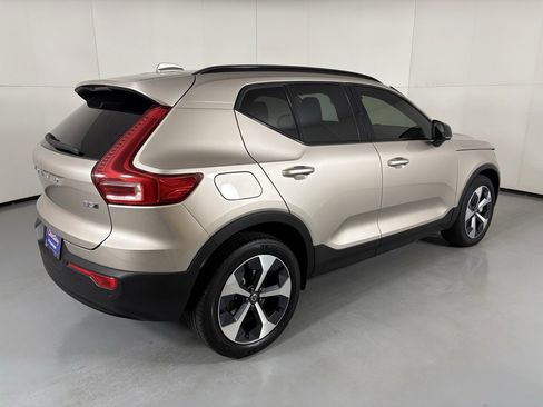 Used 2024 Volvo XC40 B5 Core image 8