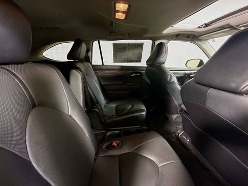 Used 2022 Toyota Highlander Limited FWD image 31