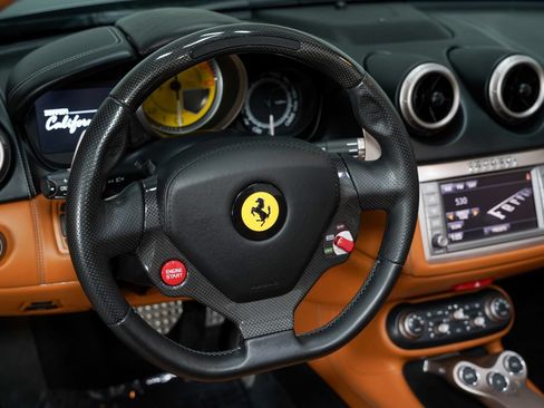 Used 2014 Ferrari California RWD image 38