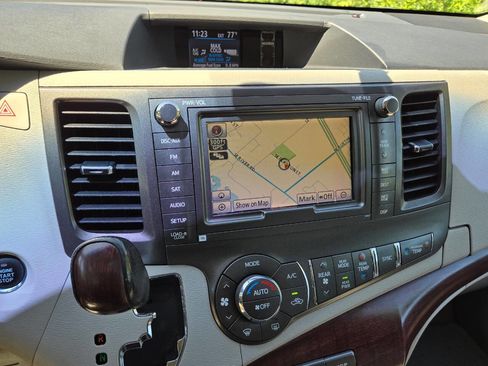 Used 2012 Toyota Sienna XLE w/ Premium Pkg FWD image 13