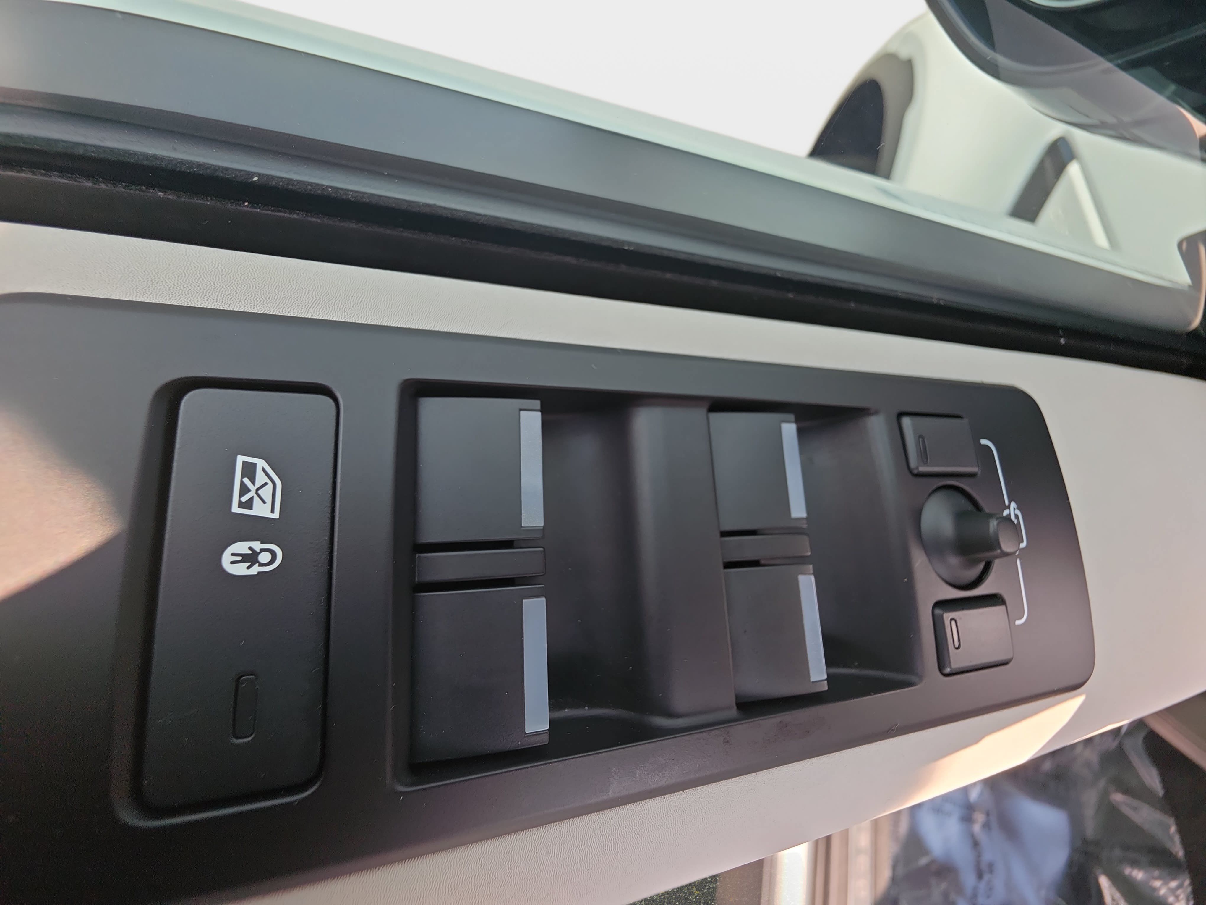 Certified 2025 Land Rover Discovery S AWD/4WD image 30