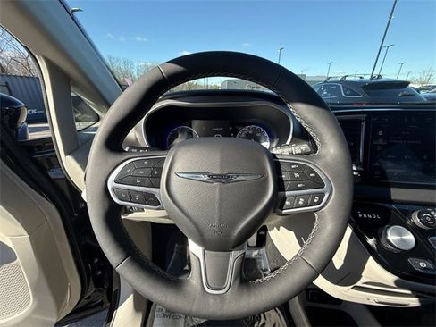 Used 2024 Chrysler Pacifica Touring-L image 14