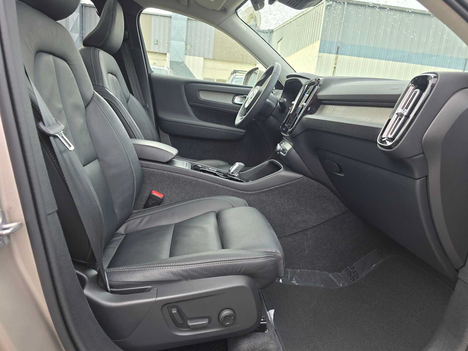 Certified 2024 Volvo XC40 B5 Plus w/ Protection Package Premier AWD/4WD image 11