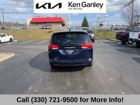 Used 2017 Chrysler Pacifica Touring image 12