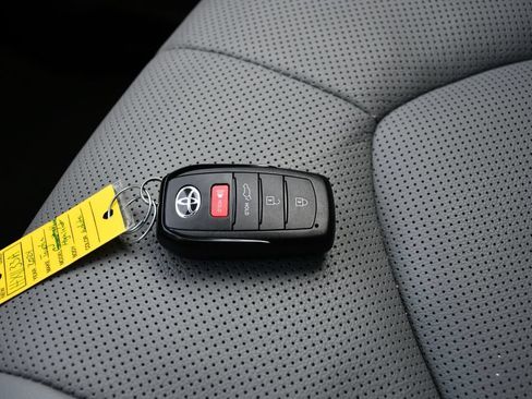 Used 2024 Toyota Highlander Limited FWD image 21