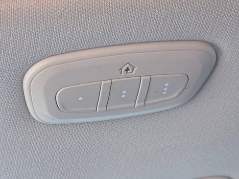 Used 2015 Jeep Cherokee Latitude w/ Comfort/Convenience Group image 19