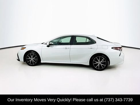 Used 2024 Toyota Camry SE w/ Convenience Package FWD image 4