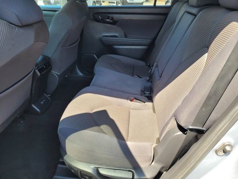 Used 2021 Toyota Highlander LE FWD image 11