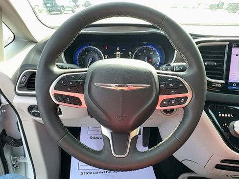 Used 2022 Chrysler Pacifica Touring-L FWD image 14