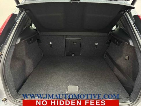 Used 2019 Volvo XC40 T5 Momentum image 17