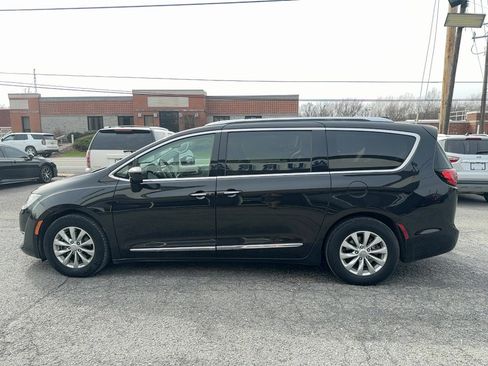 Used 2018 Chrysler Pacifica Touring-L image 2