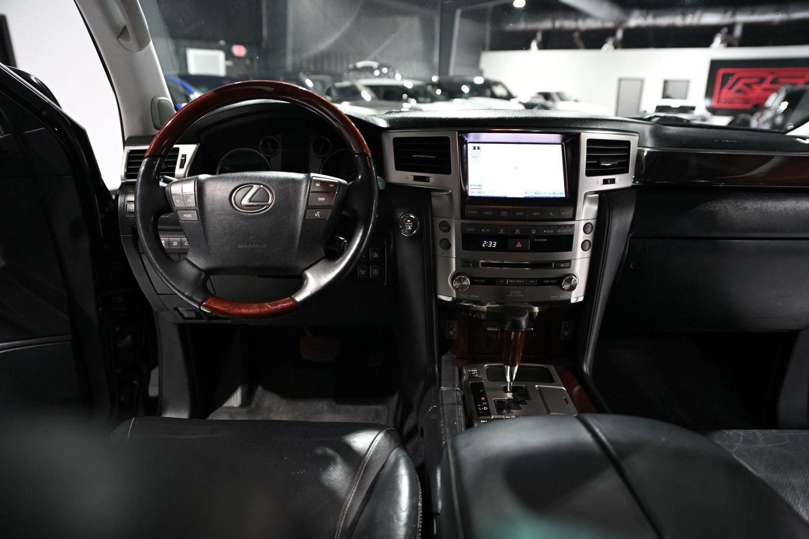 Used 2013 Lexus LX 570 4WD w/ Luxury Pkg image 11