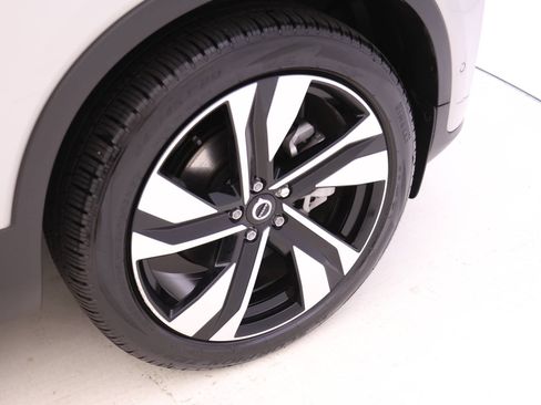 Certified 2025 Volvo XC40 B5 Plus w/ Protection Package Premier image 21