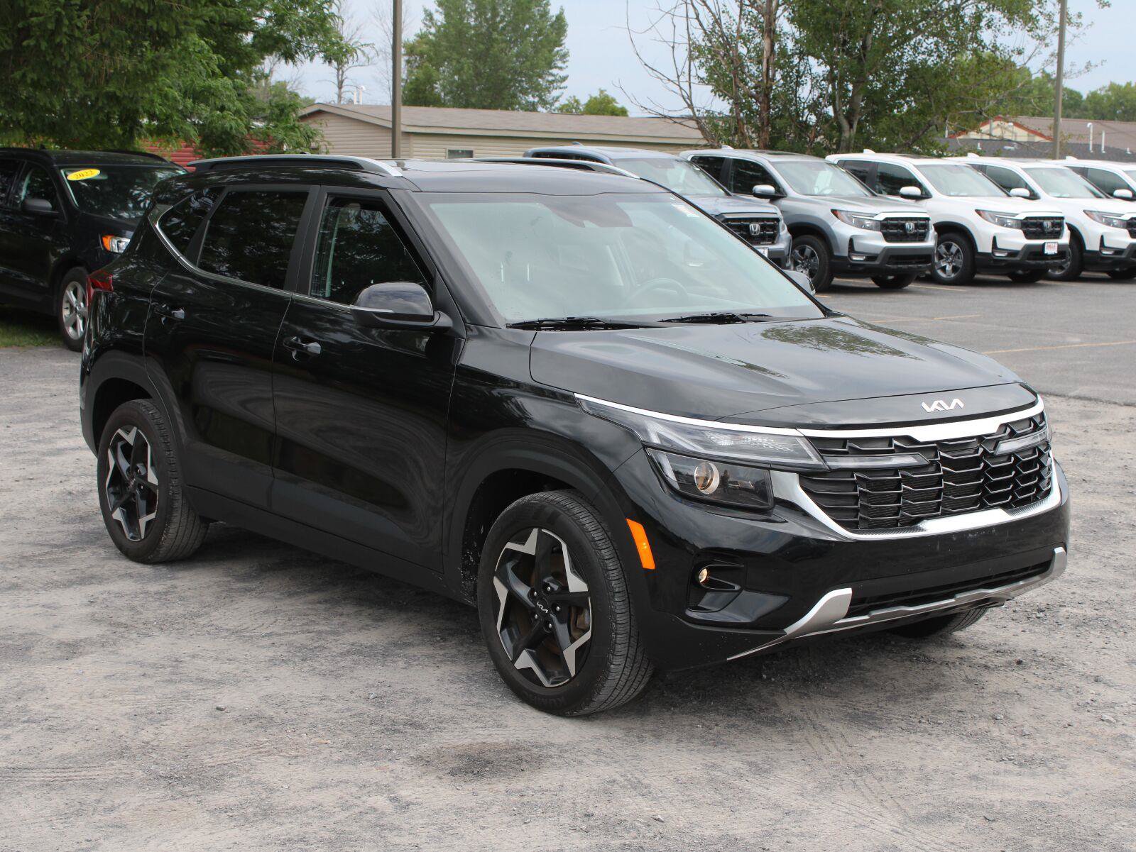 Used 2024 Kia Seltos EX AWD/4WD image 3