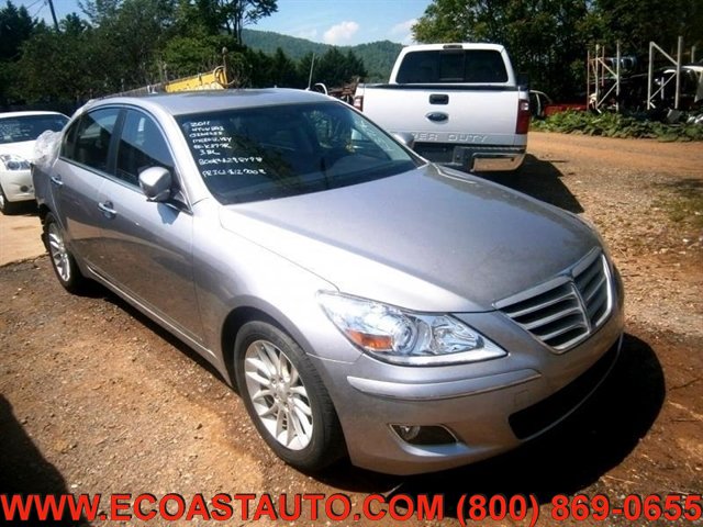 Used 2011 Hyundai Genesis 3.8 RWD image 3
