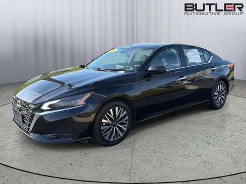 Used 2024 Nissan Altima 2.5 SV FWD image 2
