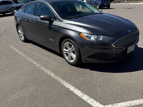 Used 2018 Ford Fusion SE FWD image 4