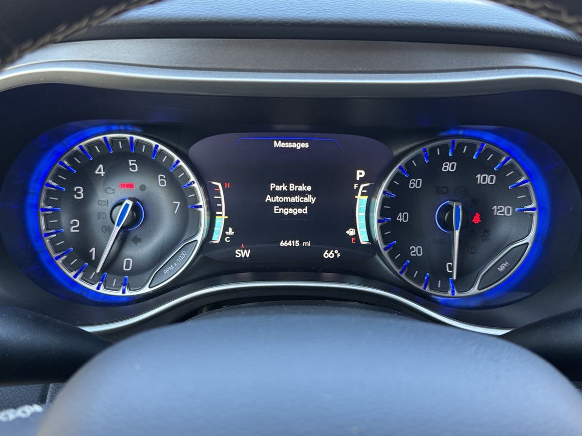 Used 2023 Chrysler Pacifica Touring-L FWD image 33