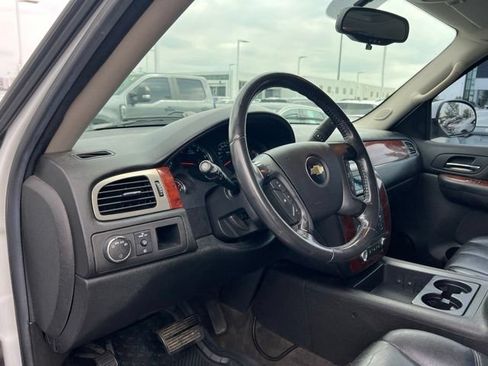 Used 2009 Chevrolet Suburban LT RWD image 9