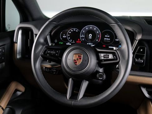 Used 2025 Porsche Cayenne image 14