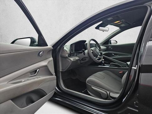 Used 2023 Hyundai Elantra SE w/ Cargo Package image 18