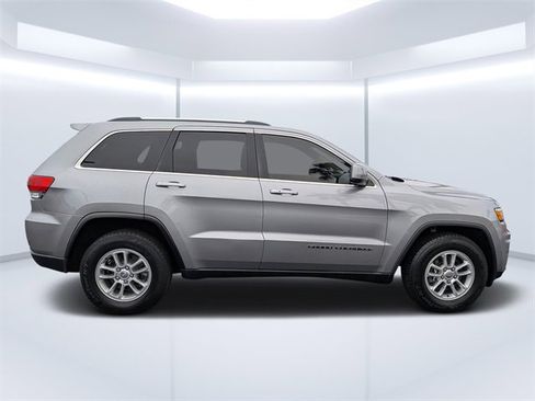 Used 2019 Jeep Grand Cherokee Laredo image 2