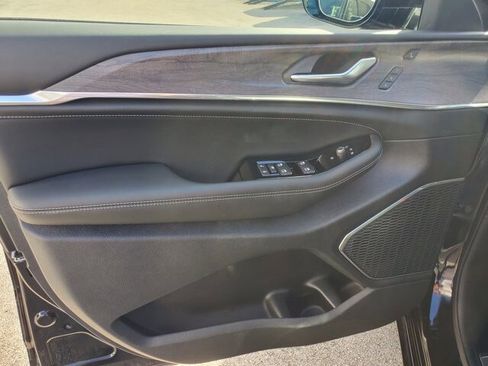 Used 2025 Jeep Grand Cherokee Overland w/ Adv Protech Group III image 23