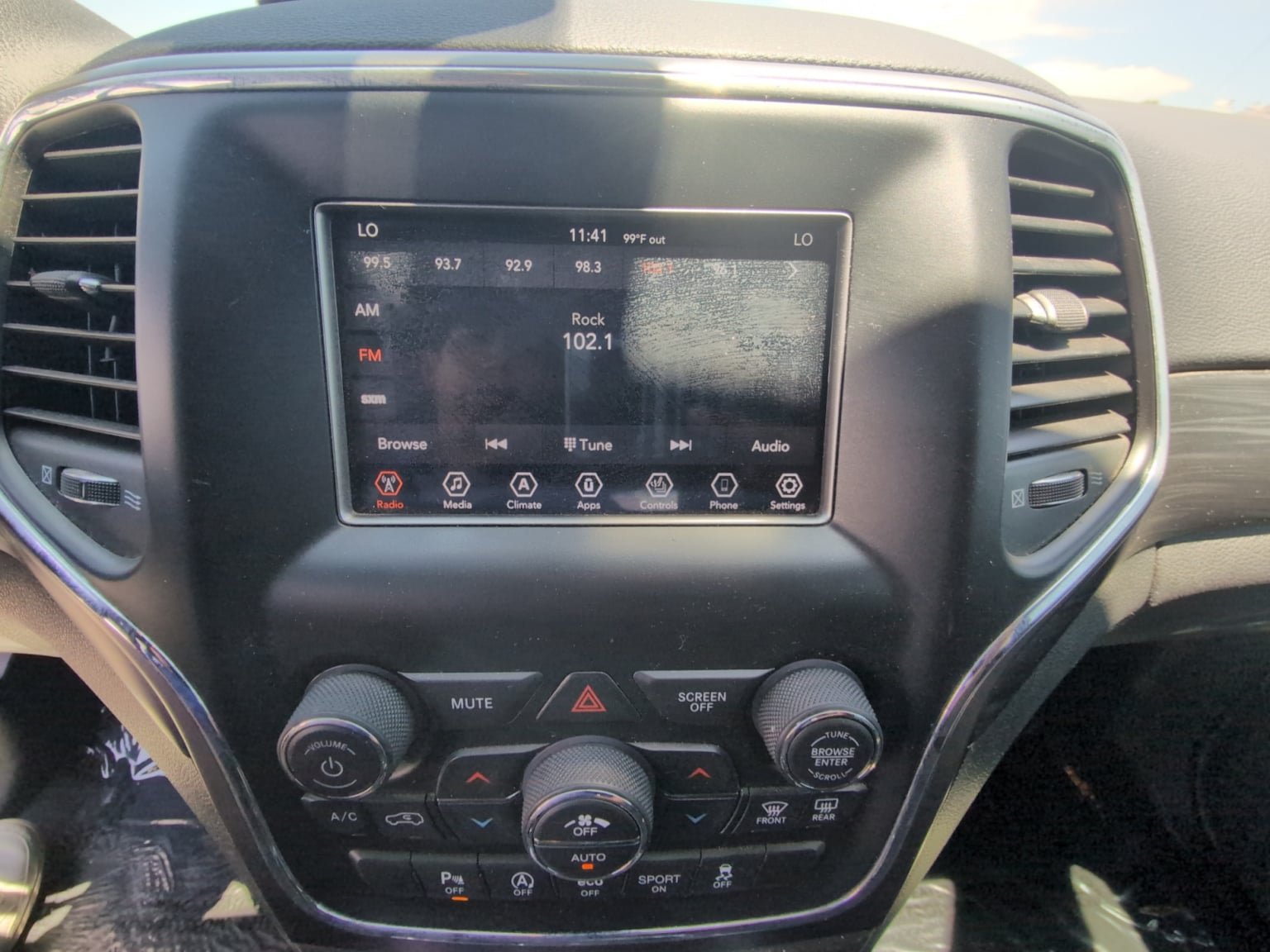 Used 2020 Jeep Grand Cherokee Laredo AWD/4WD image 21