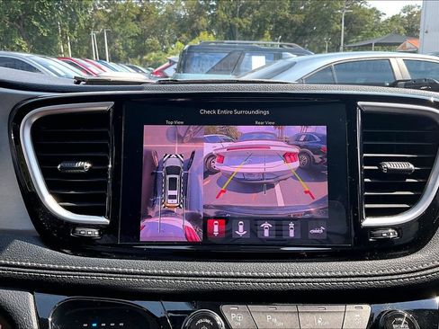 Used 2024 Chrysler Pacifica Premium FWD image 14