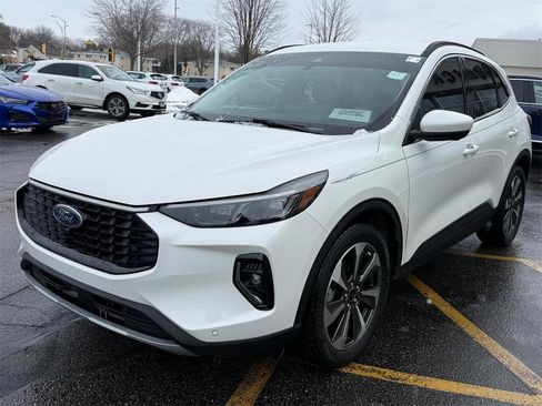 Used 2023 Ford Escape Platinum image 8