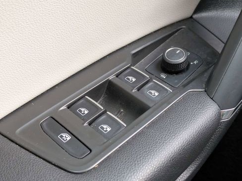 Certified 2020 Volkswagen Tiguan SE w/ Panoramic Sunroof Package image 34