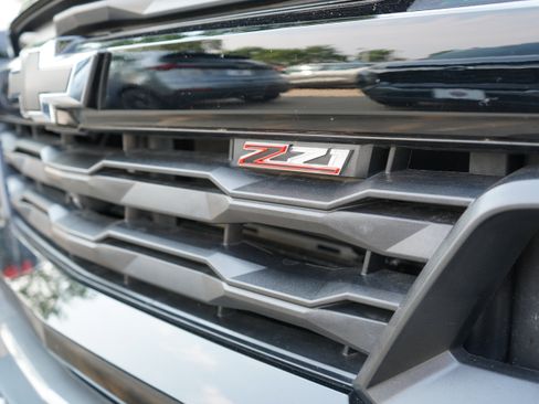 Used 2025 Chevrolet Colorado Z71 w/ Technology Package AWD/4WD image 8