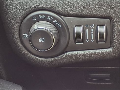 Used 2021 Jeep Cherokee Latitude Plus image 25