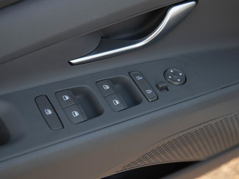 Used 2025 Hyundai Elantra SEL FWD image 19