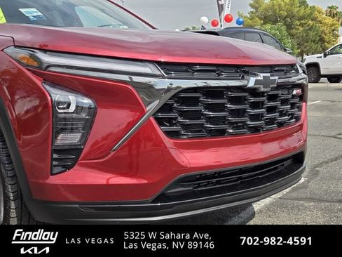 Used 2025 Chevrolet Trax RS w/ Sunroof Package FWD image 2