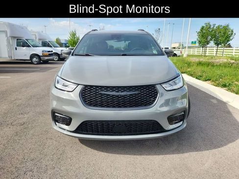 Used 2021 Chrysler Pacifica Touring-L AWD/4WD image 2