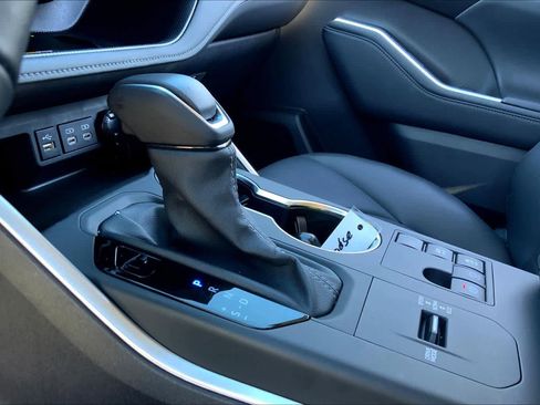 Used 2024 Toyota Highlander XLE image 15