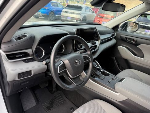 Used 2023 Toyota Highlander LE FWD image 29