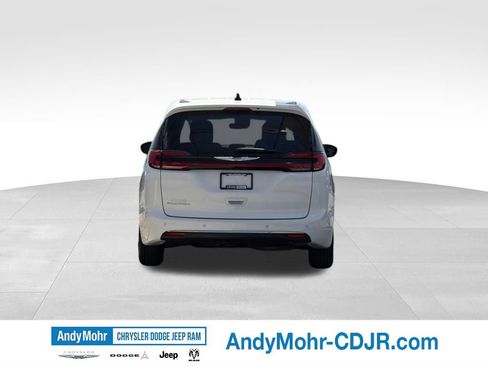 Used 2024 Chrysler Pacifica Touring-L FWD image 6