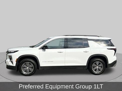 Used 2025 Chevrolet Traverse LT FWD image 3