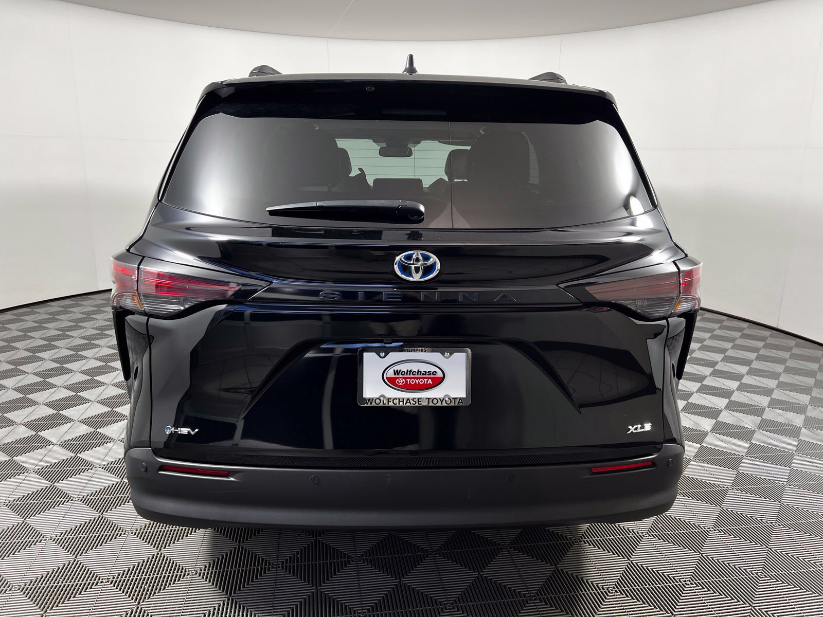 Certified 2025 Toyota Sienna XLE FWD image 6